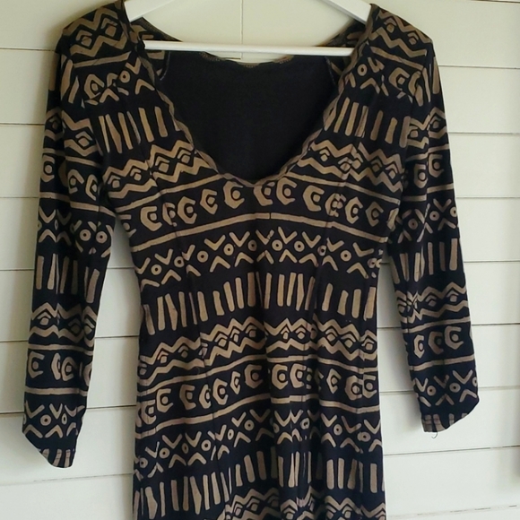 Funky patterned body con dress with low back. - Picture 3 of 4